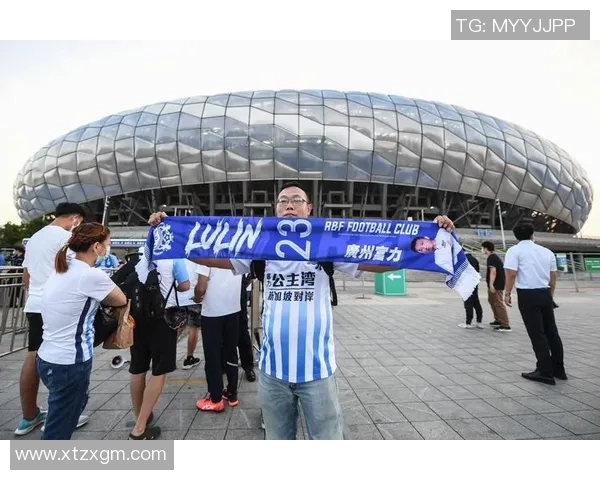 大连海边足球激情四溢球迷欢聚一堂共庆绿茵盛宴